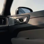 Interieur deurpaneel van de XC60 2025 met premium materialen en bedieningsindeling