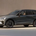 Bovenaanzicht van de XC60 2025 met dakontwerp en algemene proporties