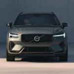 Recht vooraanzicht van de XC60 met focus op de nieuwe grille en LED-koplamp signatuur