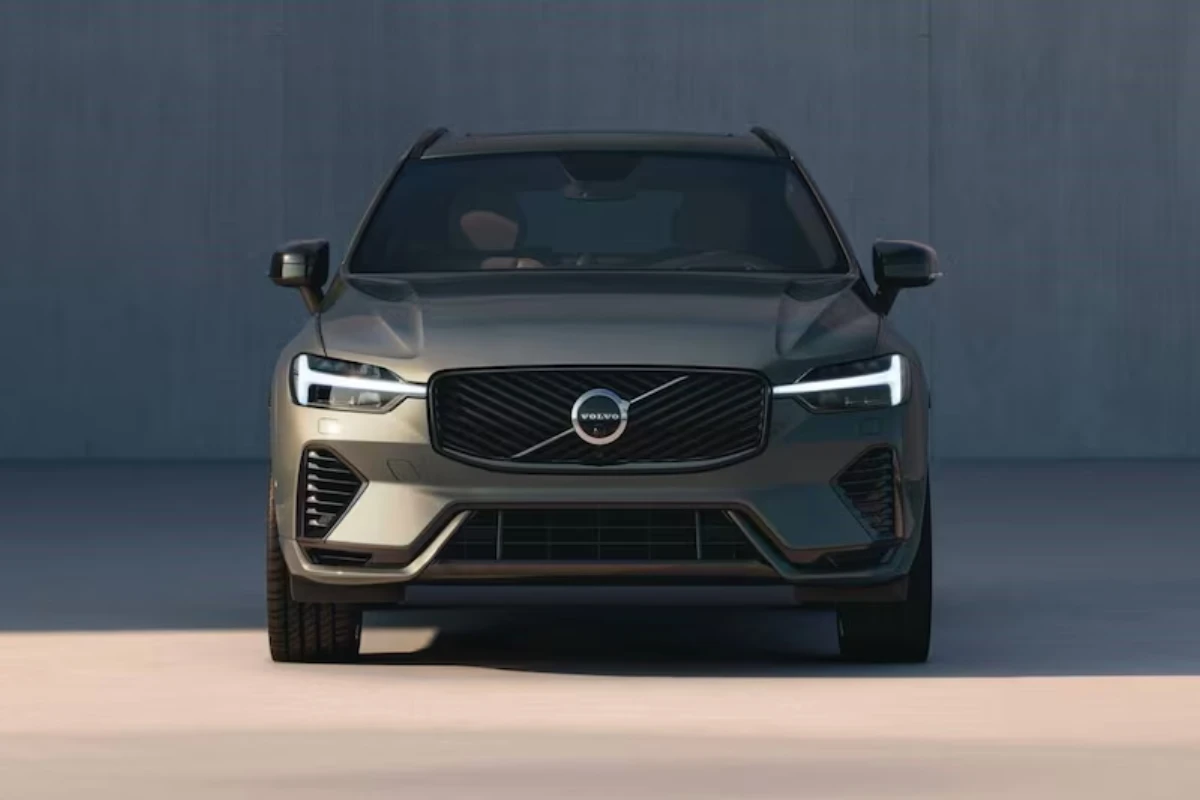 Recht vooraanzicht van de XC60 met focus op de nieuwe grille en LED-koplamp signatuur