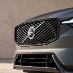 Close-up van de vernieuwde frontgrille van de XC60 met kenmerkend diagonaal patroon en Volvo-embleem