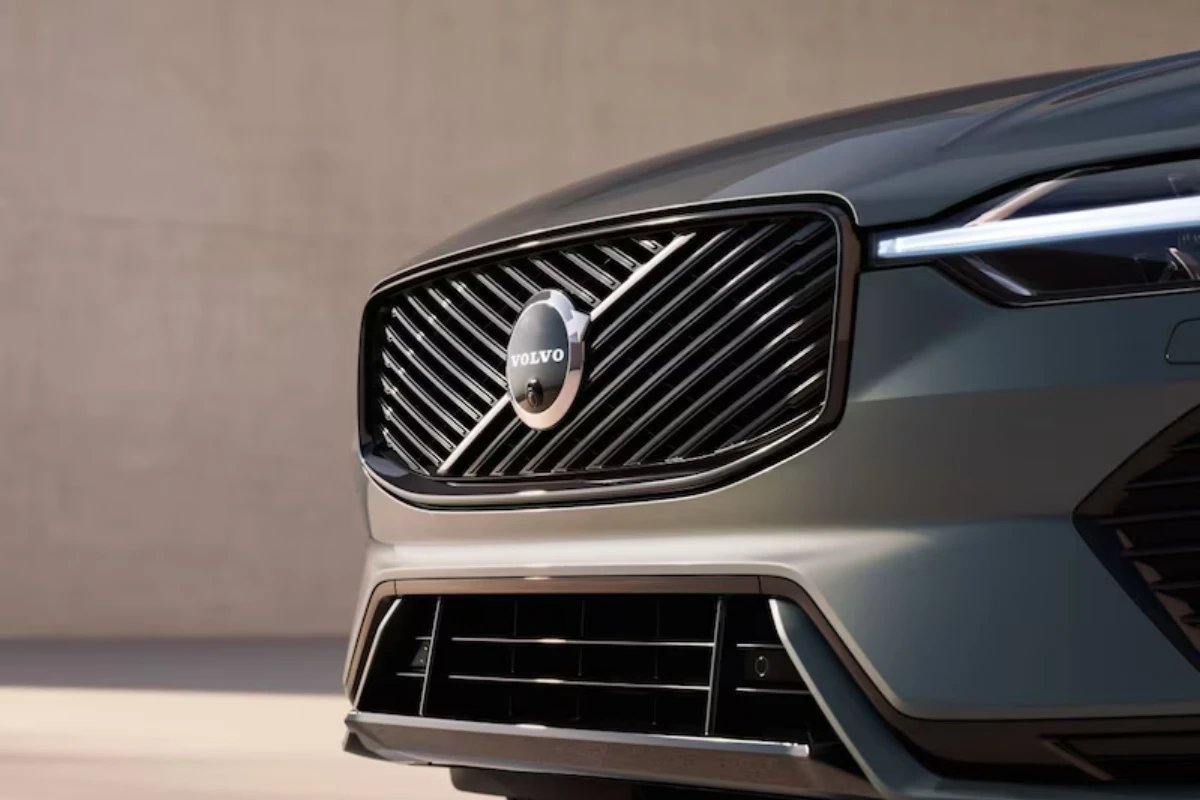 Close-up van de vernieuwde frontgrille van de XC60 met kenmerkend diagonaal patroon en Volvo-embleem