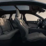 Zijaanzicht van het XC60 2025 interieur met voor- en achter lederen stoelen en panoramadak