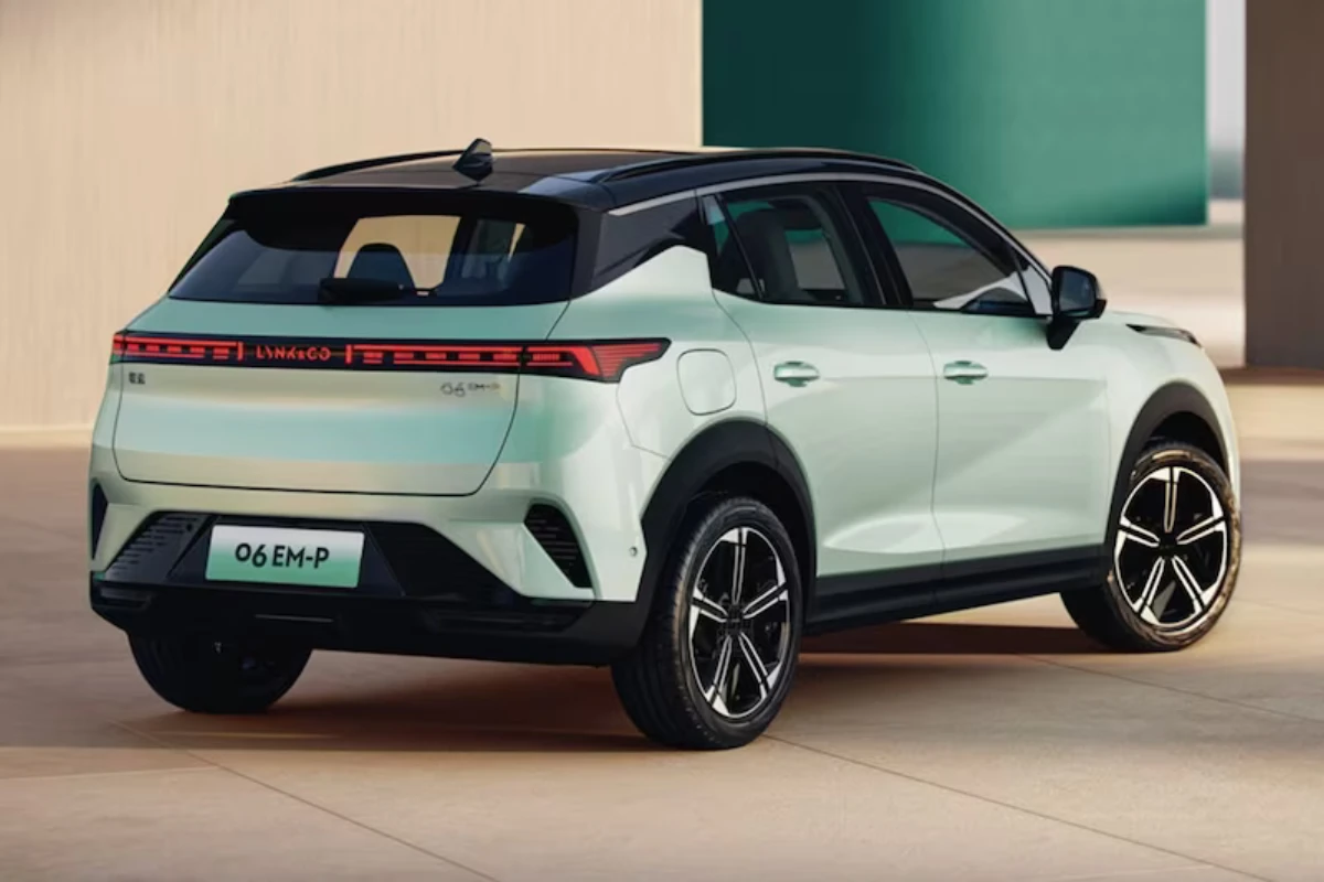 Het achterontwerp van de Lynk & Co 06 EM-P heeft een kenmerkende LED-lichtbalk over de volle breedte met het Lynk & Co merk duidelijk zichtbaar.