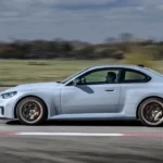 Panning bewegingsopname van 2025 BMW M2 CS in dynamische beweging met motion blur achtergrond, benadrukt de snelheid en prestatie capaciteiten van het voertuig op circuit