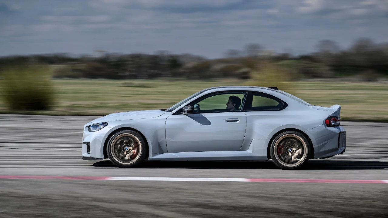 Panning bewegingsopname van 2025 BMW M2 CS in dynamische beweging met motion blur achtergrond, benadrukt de snelheid en prestatie capaciteiten van het voertuig op circuit