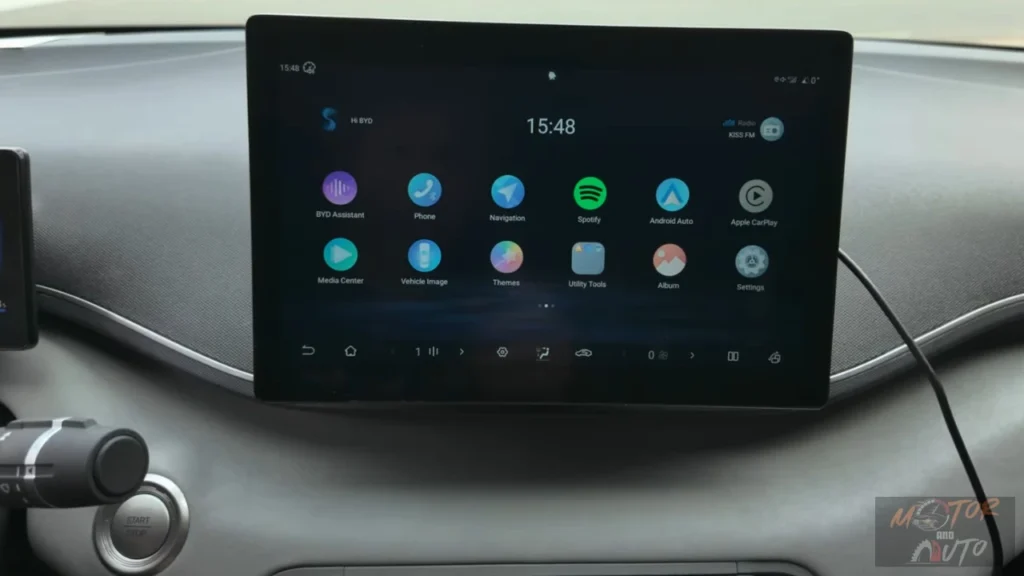 De BYD Dolphin Surf beschikt over een modern 10,1-inch draaibaar touchscreen met Android Auto, Apple CarPlay, Spotify en BYD DiLink multimediasysteem. De interface toont apps waaronder navigatie, mediacenter en voertuiginstellingen met intuïtieve touchbediening.