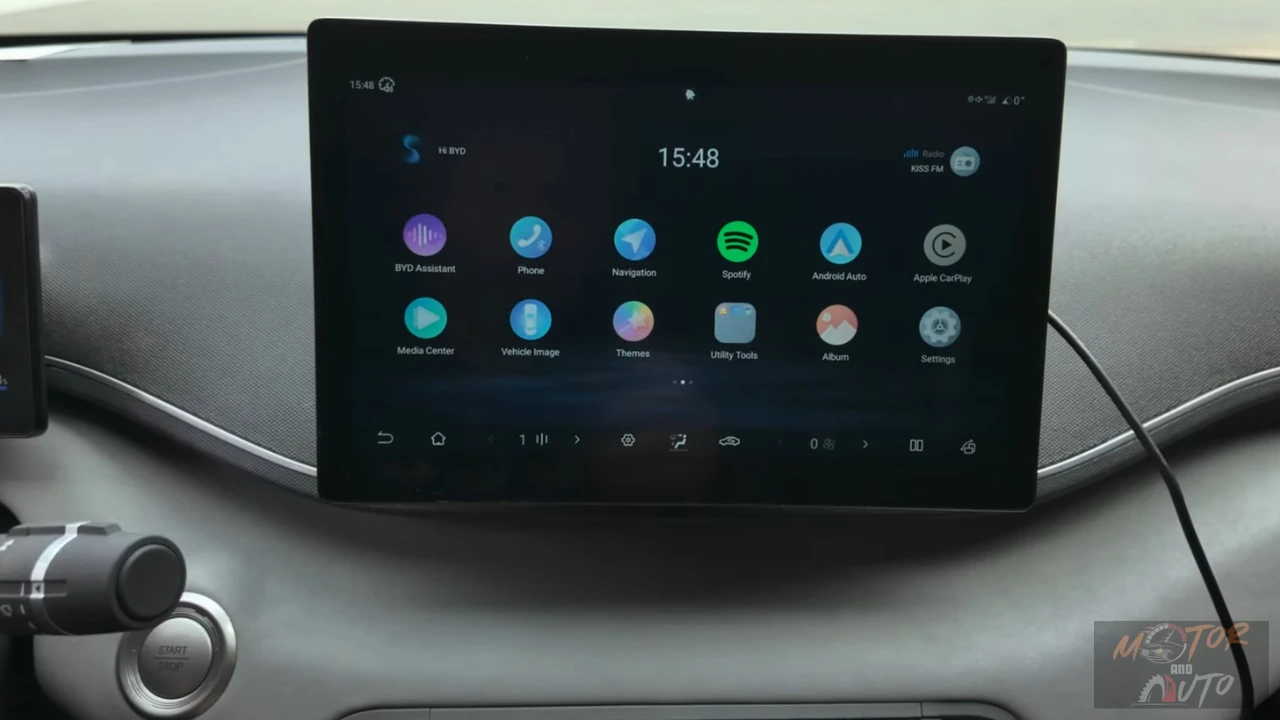De BYD Dolphin Surf beschikt over een modern 10,1-inch draaibaar touchscreen met Android Auto, Apple CarPlay, Spotify en BYD DiLink multimediasysteem. De interface toont apps waaronder navigatie, mediacenter en voertuiginstellingen met intuïtieve touchbediening.