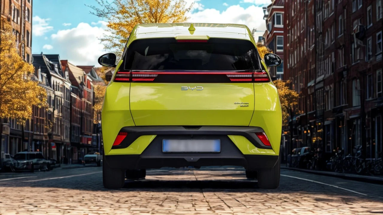 2025 BYD Dolphin Surf middenconsole met draadloze oplaadplaat, opbergvakken en bekerhouders