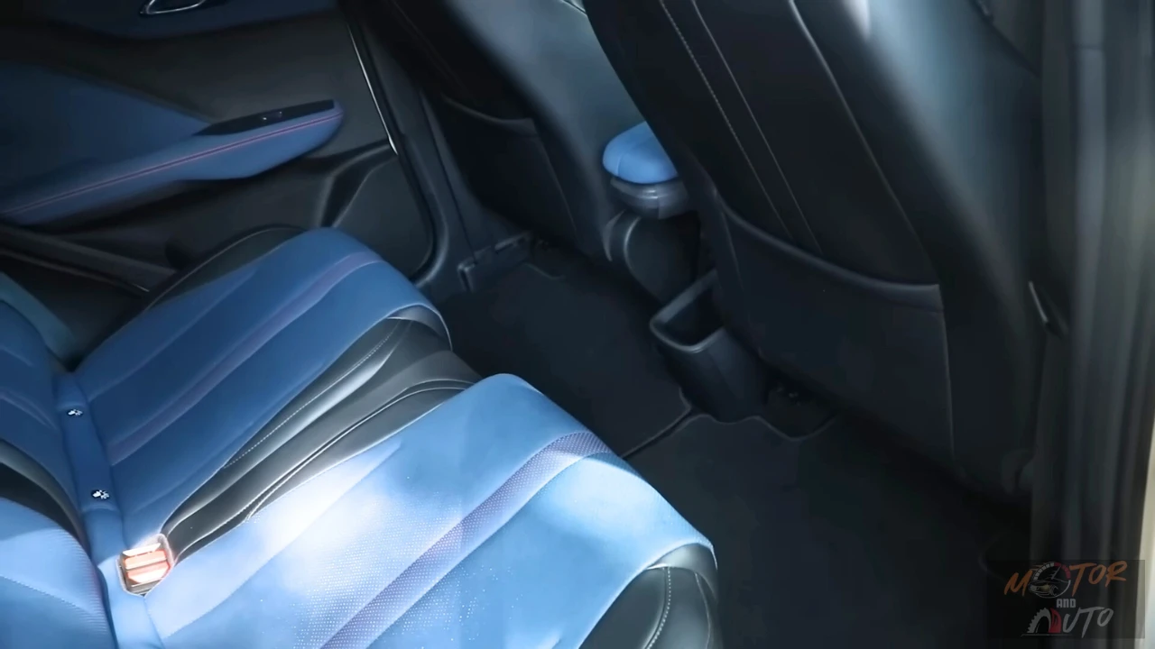 Close-up van de achterstoelen van de BYD Dolphin Surf toont het platte vloermodel (geen transmissietunnel), geperforeerde vegan lederen stoelen en ruime voetenruimte die het passagierscomfort in de compacte elektrische auto verbetert.