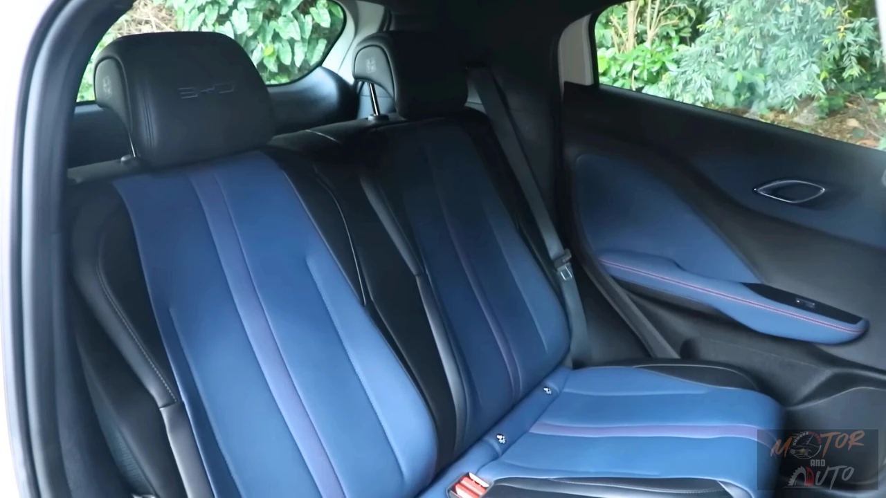 2025 BYD Dolphin Surf achterpassagiersruimte met twee-zits configuratie, vegan lederen bekleding en ruime beenruimte