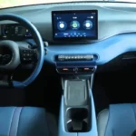 Compleet interieuroverzicht van 2025 BYD Dolphin Surf met voor- en achterstoelen, dashboard, touchscreen en algehele cabine-indeling
