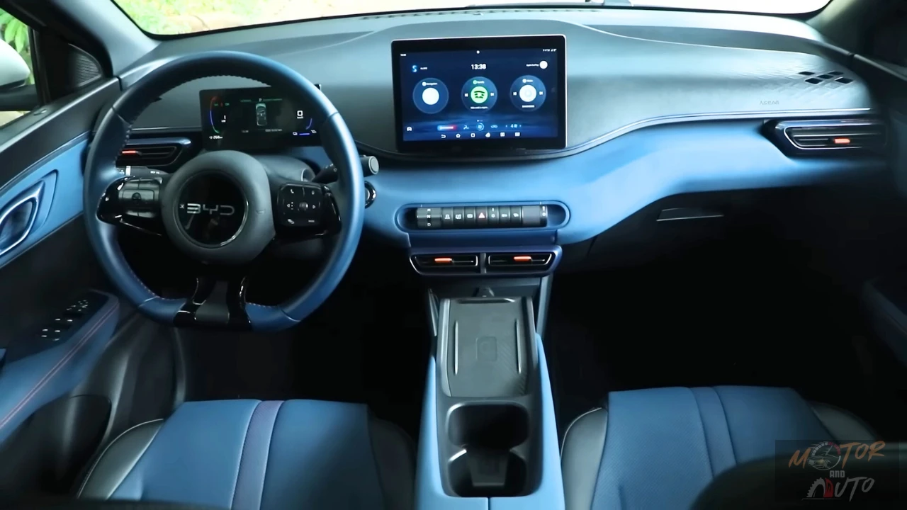 Compleet interieuroverzicht van 2025 BYD Dolphin Surf met voor- en achterstoelen, dashboard, touchscreen en algehele cabine-indeling
