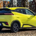 Compleet zijprofiel zicht van 2025 BYD Dolphin Surf met volledige voertuig verhoudingen, wielontwerp en carrosserlijnen