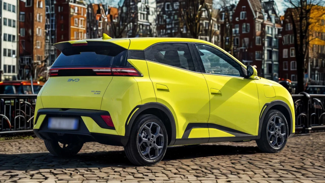 Compleet zijprofiel zicht van 2025 BYD Dolphin Surf met volledige voertuig verhoudingen, wielontwerp en carrosserlijnen