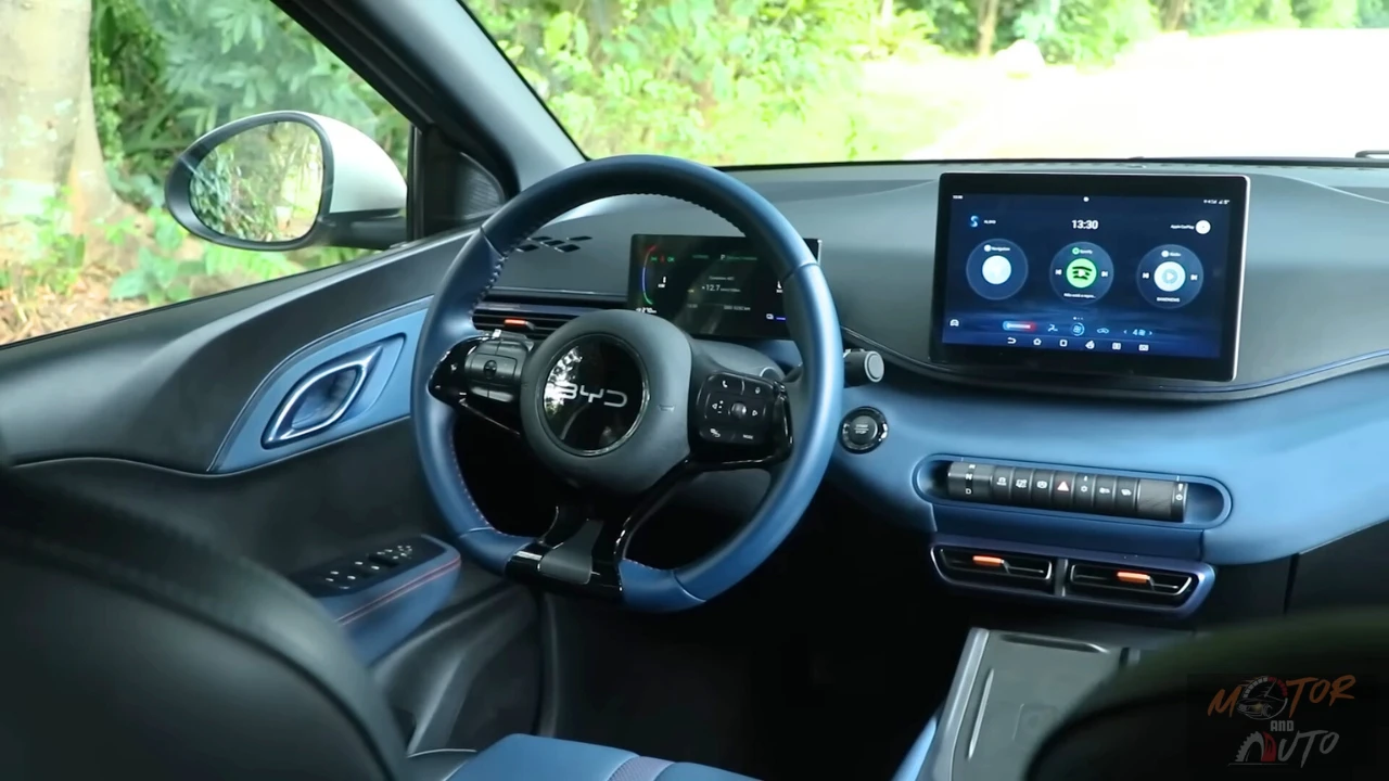 2025 BYD Dolphin Surf dashboard met klimaatregeling interface, stuurwiel en modern interieurontwerp met touchscreen-bedieningselementen