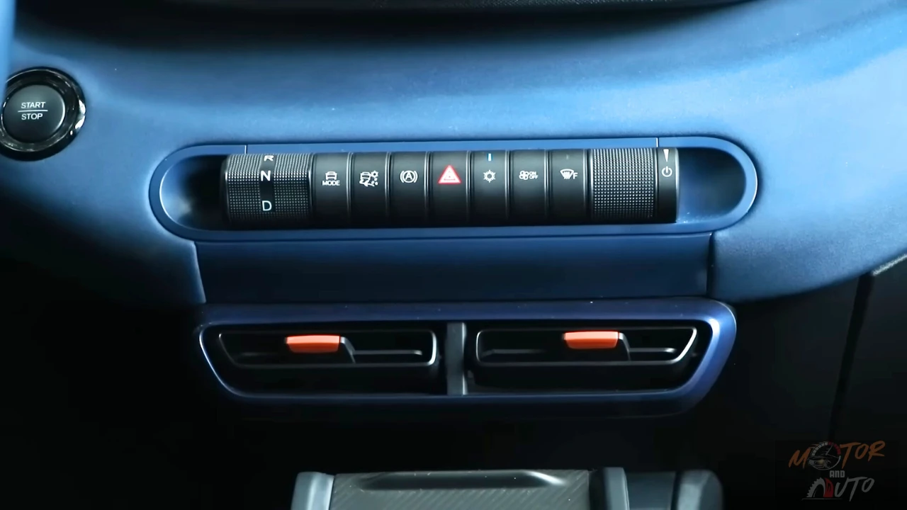 2025 BYD Dolphin Surf fysiek bedieningspaneel met versnellingskiezer, rijmodusknoppen en klimaatregeling met duidelijke labeling