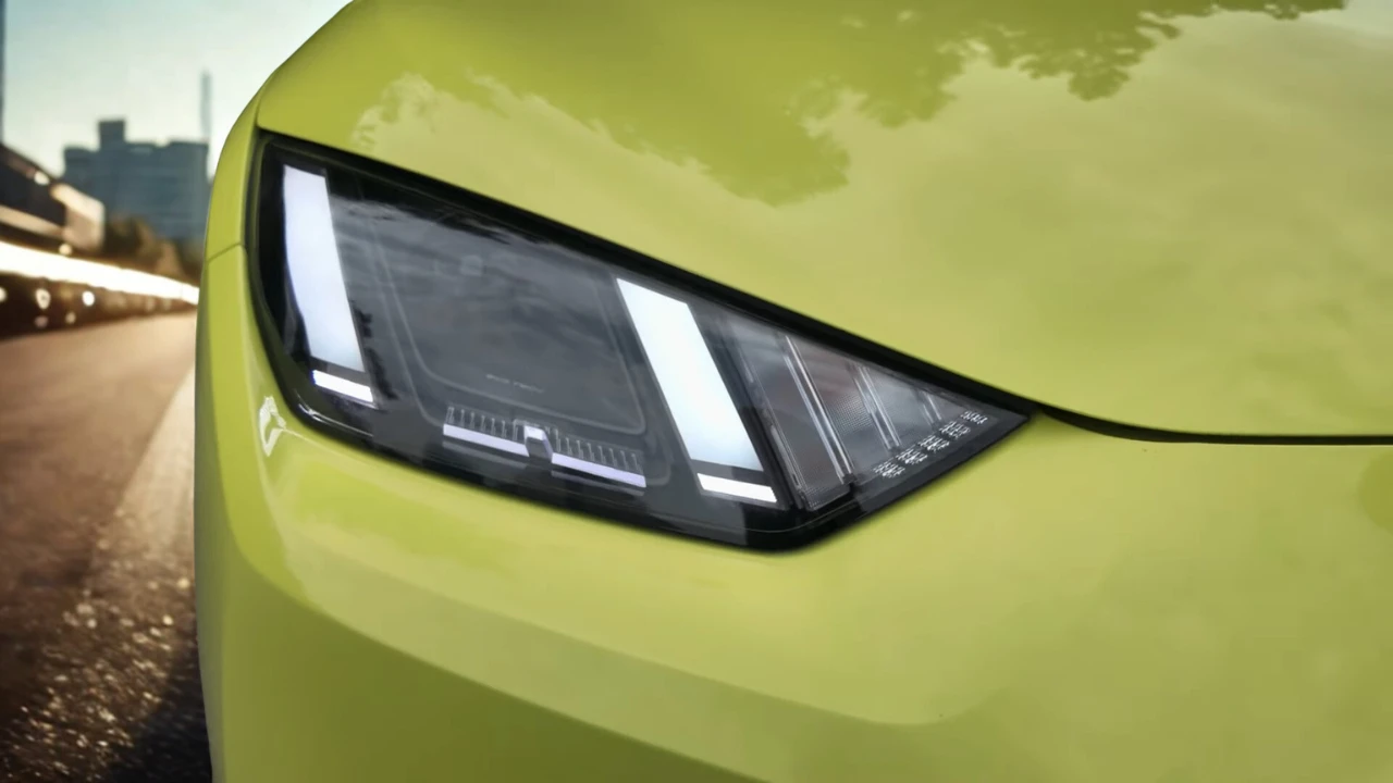 Gedetailleerde macro weergave van 2025 BYD Dolphin Surf LED-koplamp met interne lichtelementen en geavanceerd optisch ontwerp