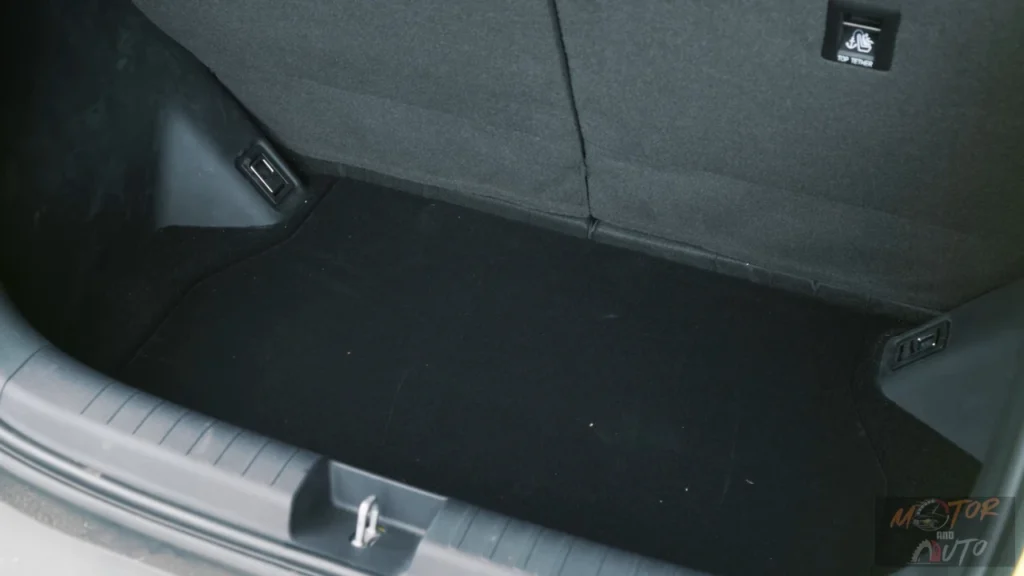 2025 BYD Dolphin Surf kofferbak met 308-liter bagagecompartiment met donkere tapijt bekleding en opbergruimtes
