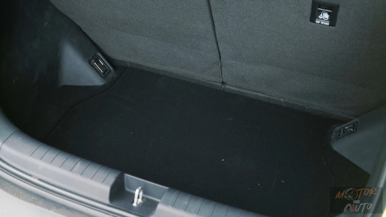 2025 BYD Dolphin Surf kofferbak met 308-liter bagagecompartiment met donkere tapijt bekleding en opbergruimtes