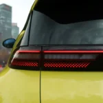 Detailzicht van 2025 BYD Dolphin Surf LED-achterlichten met horizontale lichtbalk ontwerp met geometrische patronen