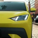 Close-up detail van 2025 BYD Dolphin Surf LED-koplamp met modern ontwerp en kenmerkende lichtsignatuur