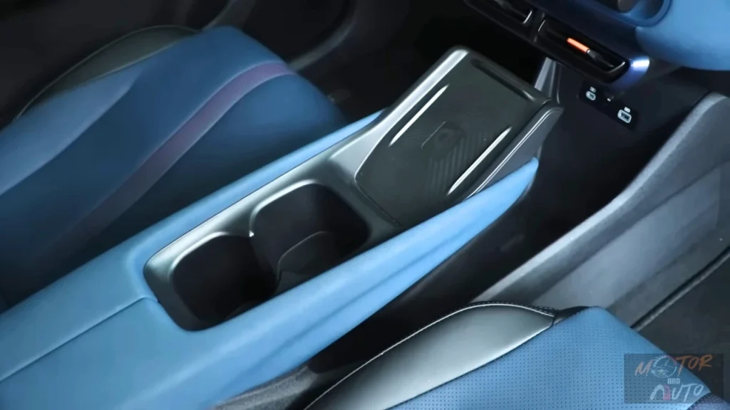De BYD Dolphin Surf Comfort-uitvoering beschikt over een draadloze telefoonoplader (15W) in de middenconsole, samen met opbergruimte, bekerhouders en connectiviteitsopties inclusief USB-C en USB-A poorten voor gemak en organisatie.