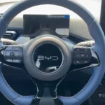 De BYD Dolphin Surf beschikt over een in vegan leder gewikkeld multifunctioneel stuurwiel met adaptieve cruise control, audiobediening, spraakcommando-activering en schermrotatieknop.