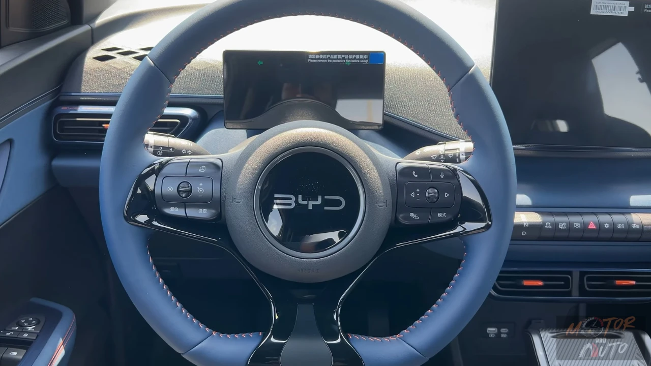De BYD Dolphin Surf beschikt over een in vegan leder gewikkeld multifunctioneel stuurwiel met adaptieve cruise control, audiobediening, spraakcommando-activering en schermrotatieknop.