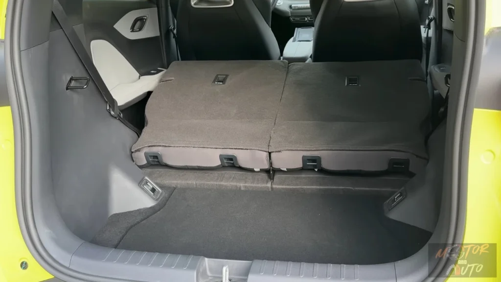 2025 BYD Dolphin Surf interieur met neergeklapte achterstoelen om uitgebreide laadruimte van 1.037 liter te creëren