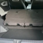 2025 BYD Dolphin Surf interieur met neergeklapte achterstoelen om uitgebreide laadruimte van 1.037 liter te creëren
