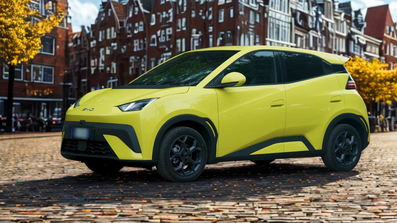 2025 BYD Dolphin Surf voorkant driekwart zicht met LED-koplampen, gesloten grille en 16-inch lichtmetalen velgen in stadsomgeving