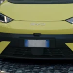Close-up van 2025 BYD Dolphin Surf voorkant met gesloten grille ontwerp, agressieve bumper en BYD-badge