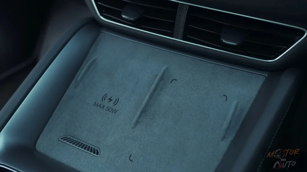 Close-up van de 50W draadloze oplaadpad in de middenconsole van de 2025 BYD Sealion 7, met het oplaadoppervlak met MAX 50W label en geïntegreerde koelventilatoren om de optimale apparaattemperatuur te behouden.