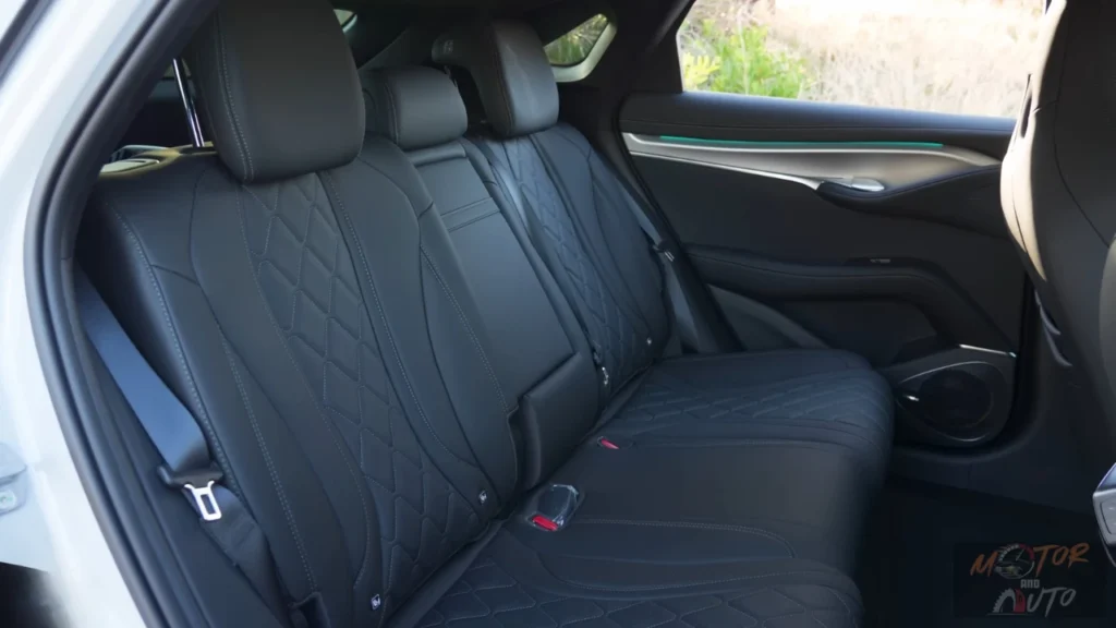 De ruime achterbank van de 2025 BYD Sealion 7 met diamantpatroon gestikt lederen bekleding.