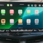 CUPRA Tavascan groot touchscreen toont Apple CarPlay interface met verschillende apps en klimaatregelaars