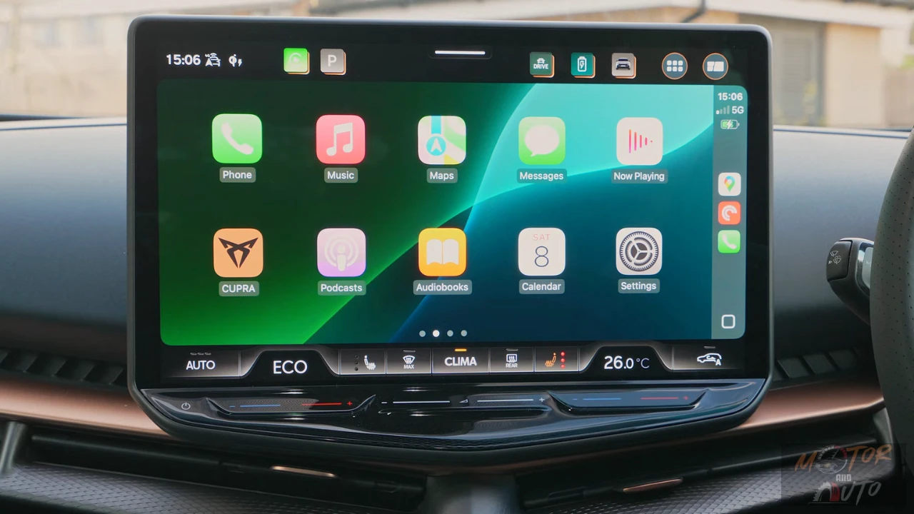 CUPRA Tavascan groot touchscreen toont Apple CarPlay interface met verschillende apps en klimaatregelaars