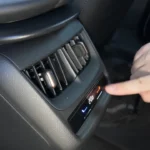 Close-up van de 2025 CUPRA Tavascan's achterpassagier klimaatbeheersing display toont digitale temperatuur uitlezing en touch bediening, onderdeel van het 3-zone klimaatsysteem standaard vanaf Business uitvoering.