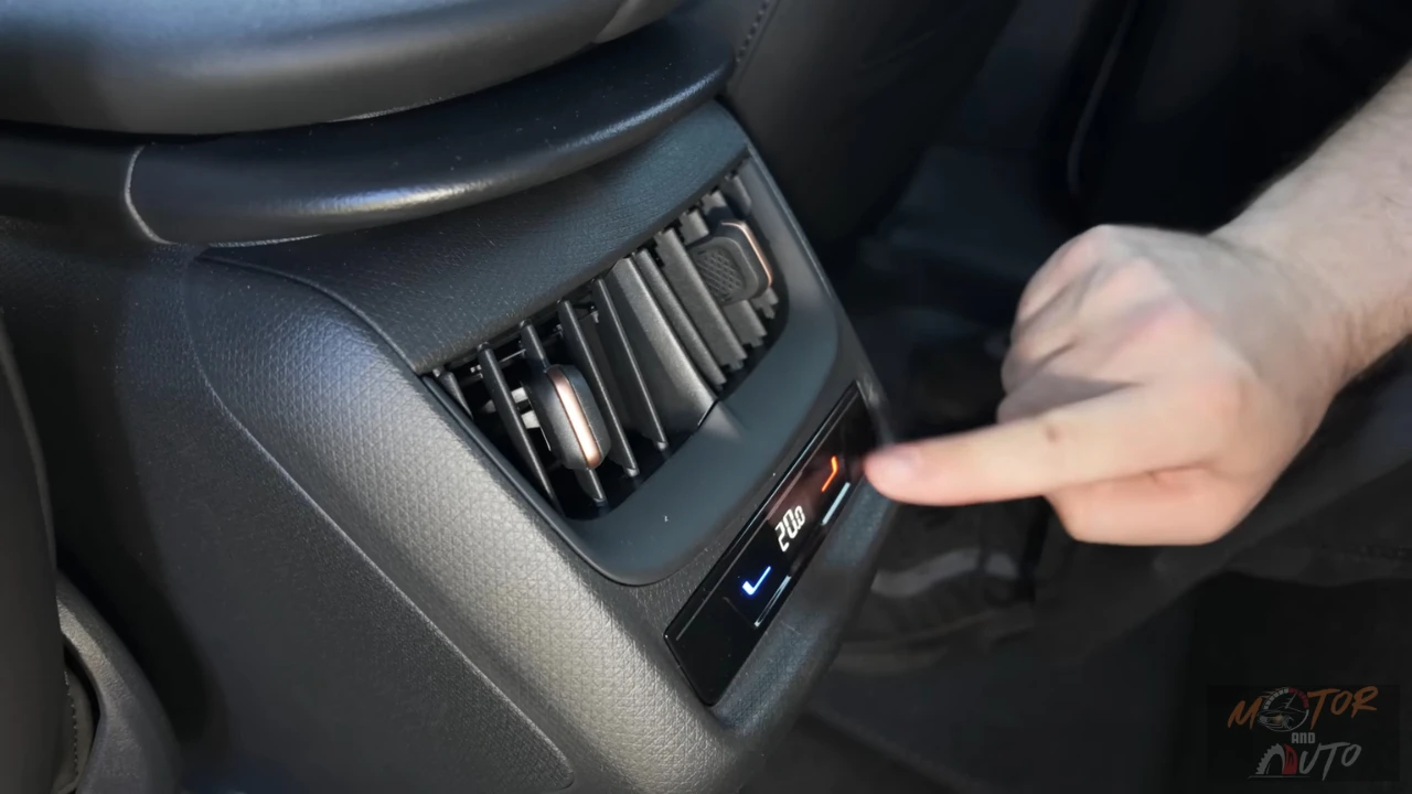 Close-up van de 2025 CUPRA Tavascan's achterpassagier klimaatbeheersing display toont digitale temperatuur uitlezing en touch bediening, onderdeel van het 3-zone klimaatsysteem standaard vanaf Business uitvoering.