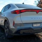 2025 CUPRA Tavascan achteraanzicht detail met LED-lichtsignatuur en CUPRA-branding