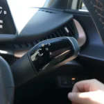 Detail van de 2025 CUPRA Tavascan's 1-versnelling automatische transmissie kiezer met D (Drive), B (Remregeneratie), N (Neutraal) en R (Achteruit) posities.
