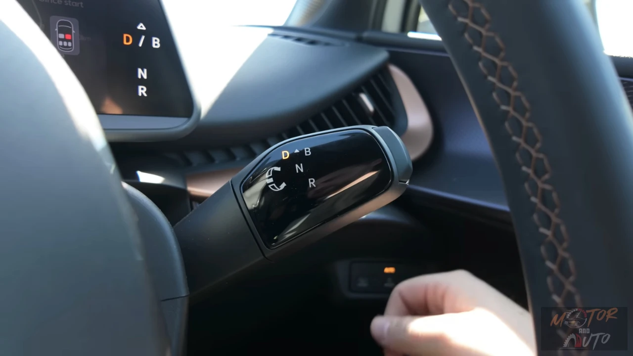Detail van de 2025 CUPRA Tavascan's 1-versnelling automatische transmissie kiezer met D (Drive), B (Remregeneratie), N (Neutraal) en R (Achteruit) posities.