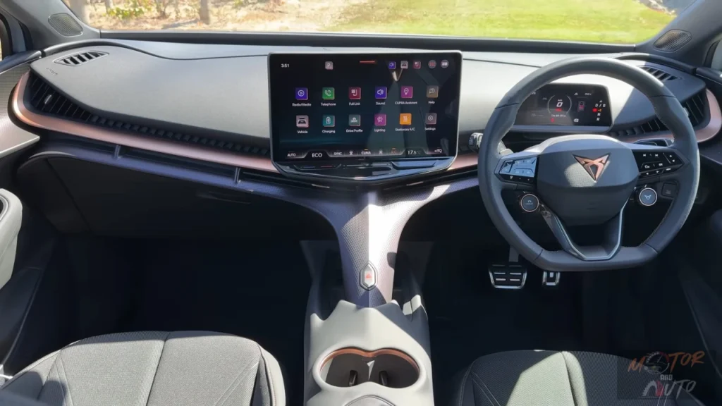 Volledig interieur dashboard aanzicht van CUPRA Tavascan met bestuurder-gerichte indeling met digitale displays en premium afwerking