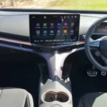 Volledig interieur dashboard aanzicht van CUPRA Tavascan met bestuurder-gerichte indeling met digitale displays en premium afwerking