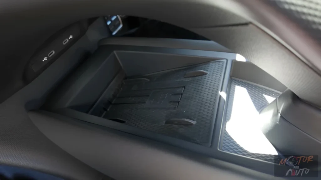 CUPRA Tavascan draadloos oplaadpad met anti-slip ontwerp voor veilig telefoon opladen