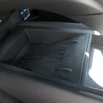 CUPRA Tavascan draadloos oplaadpad met anti-slip ontwerp voor veilig telefoon opladen