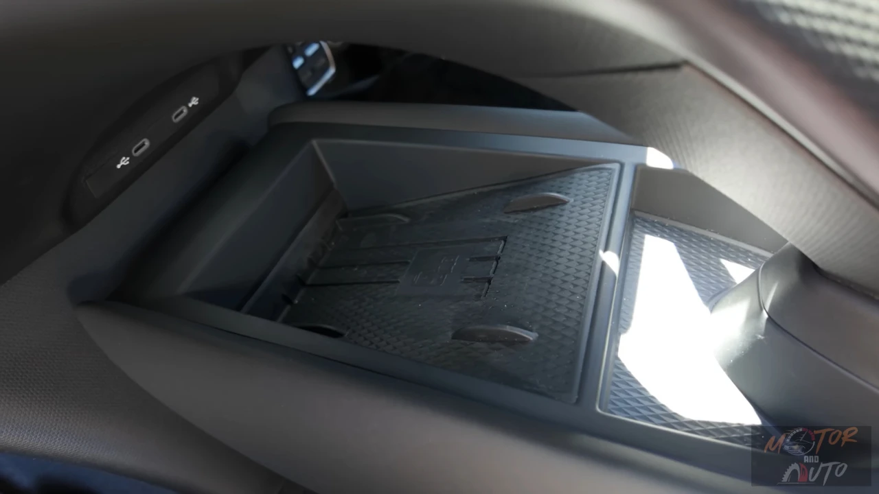 CUPRA Tavascan draadloos oplaadpad met anti-slip ontwerp voor veilig telefoon opladen