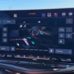 Gedetailleerd aanzicht van de 2025 CUPRA Tavascan's geavanceerde klimaatbeheersing interface met 3D cabine visualisatie, 3-zone temperatuurregeling en ECO-modus instellingen op het 15-inch touchscreen.