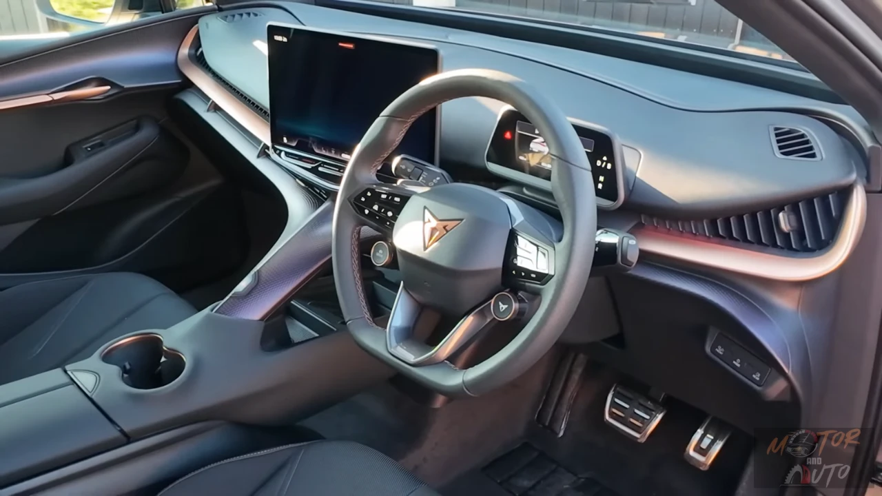 CUPRA Tavascan interieur met groot touchscreen, modern dashboard ontwerp met koperen accenten en premium materialen