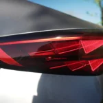 Gedetailleerd aanzicht van CUPRA Tavascan LED-achterlicht met driehoekige ontwerpelementen en premium verlichtingstechnologie